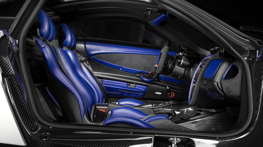 Интерьер Pagani Huayra BC 2018 года  (фото 12 из 27)